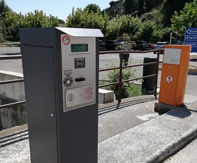 Borne de paiement à la barrière automatique : sortie de parking