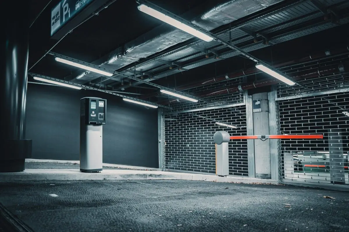 Parking avec barrière et borne de paiement