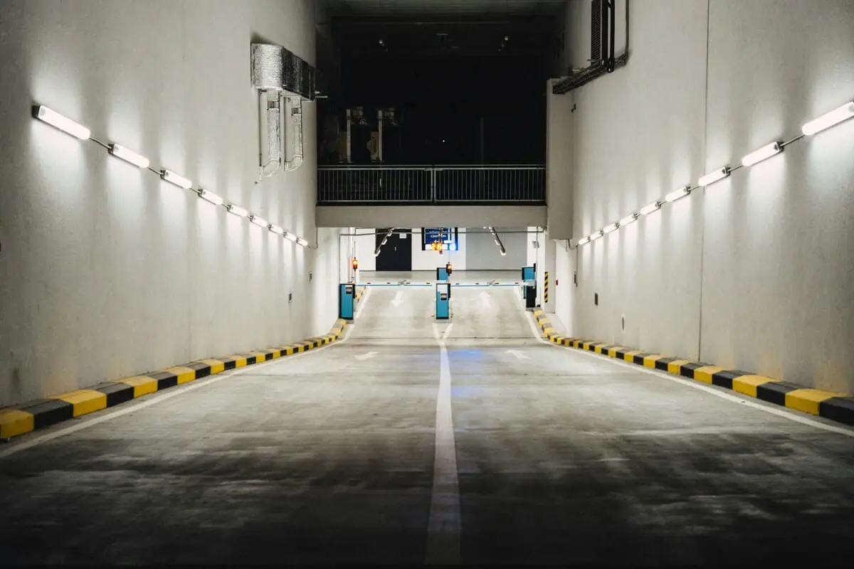 Entrée de parking avec barrière et bornes de paiement